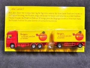 Camión Mercedes-Benz Actros con carro 1/87 HO