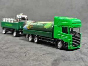 Camión Scania con carro y barriles 1/87